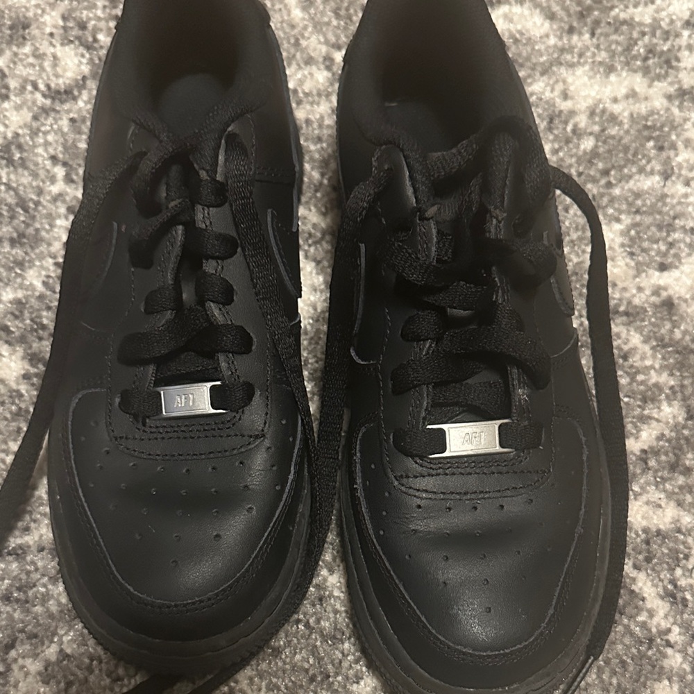 Nike Kids All-Black Sneakers Air Force 1 - Picture 4 of 12